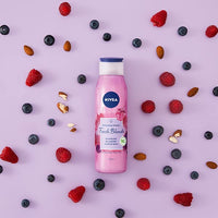 NIVEA Fresh Blends Raspberry Shower Gel (300ml), Raspberry-Scented Women's Shower Gel, Vegan Shower Gel Made with Natural Raspberry and Blueberry Juice, and Almond Milk