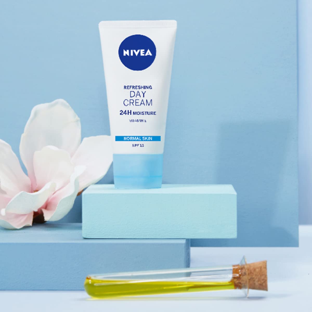 NIVEA Light Moisturising Day Cream (50ml), Hydrating Face Cream with Vitamin E, Skin Care Essentials, Intensive Moisturiser