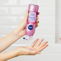 NIVEA Fresh Blends Raspberry Shower Gel (300ml), Raspberry-Scented Women's Shower Gel, Vegan Shower Gel Made with Natural Raspberry and Blueberry Juice, and Almond Milk