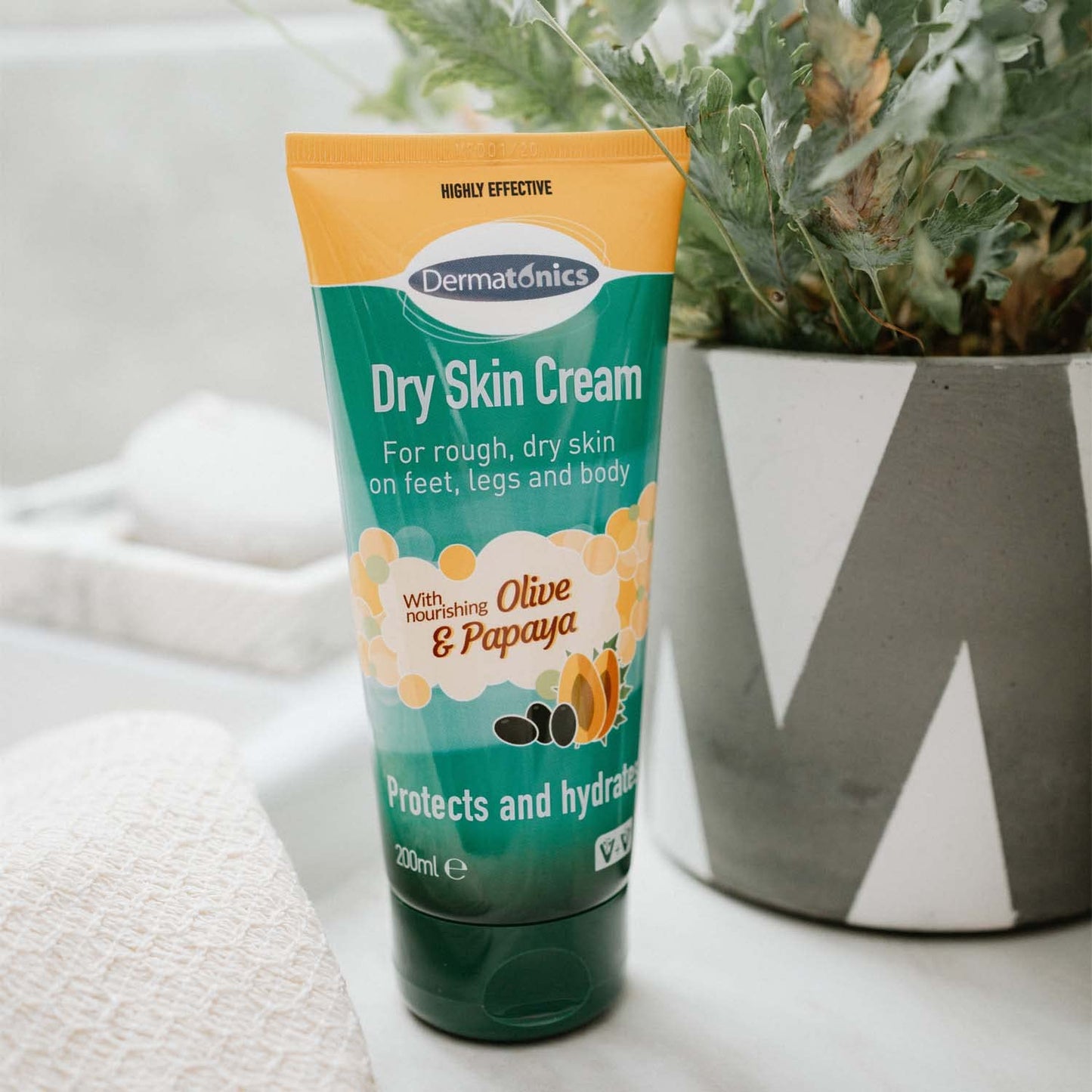 Dermatonics Natural Care Dry Skin Cream - Enriched with 10% Urea, Olive and Papaya Extracts, Long lasting Hydration and a Gentle Scent for Smooth, Supple Skin, Vegan Friendly, 200 ml
