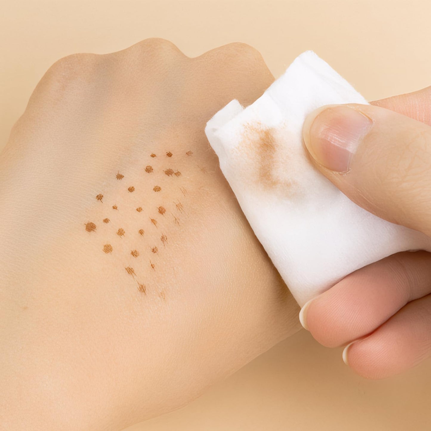 GMHLLES 4PCS Freckle Pen, Natural Lifelike Freckle Makeup Pen, Fake Freckles Waterproof and Long-Lasting for All Skin Types(Light&Dark Brown)