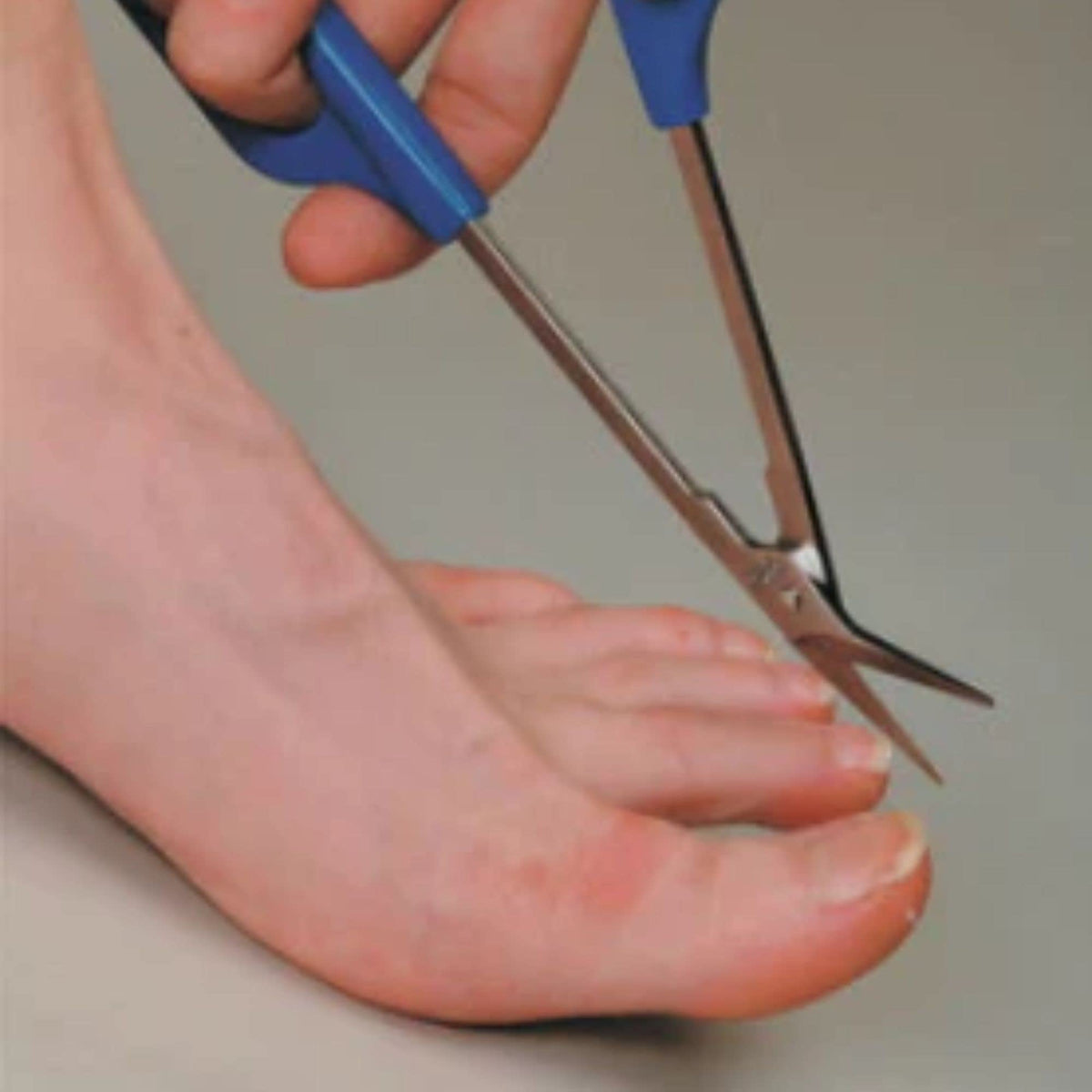 PETA Easi-Grip Long Reach Toe Nail Cutter, Ergonomic Long Loop Handle that Fits Comfortably On Hand, Extended Length Gives Extra Reach, Ideal for Anyone with Weak Hands, Poor Grip or Tremors