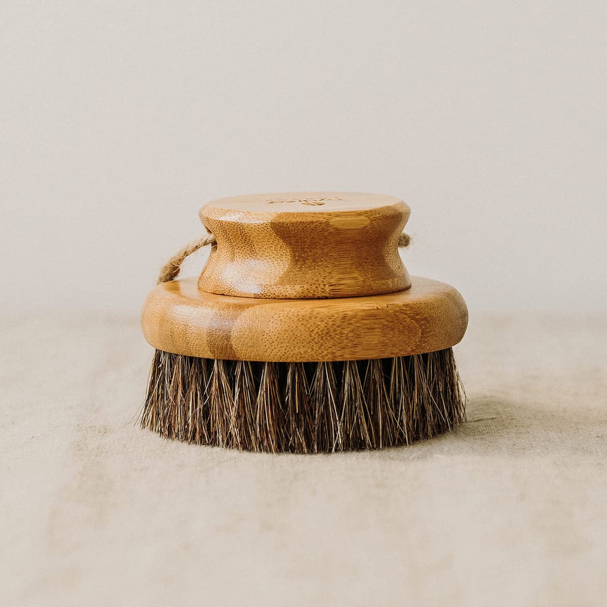 Hydrea London Hydréa London Round Natural Body Brush With Mane/Cactus Bristle for Dry Brushing to Exfoliate, Remove Dead Skin, Cellulite and Aid Lymphatic Drainage.