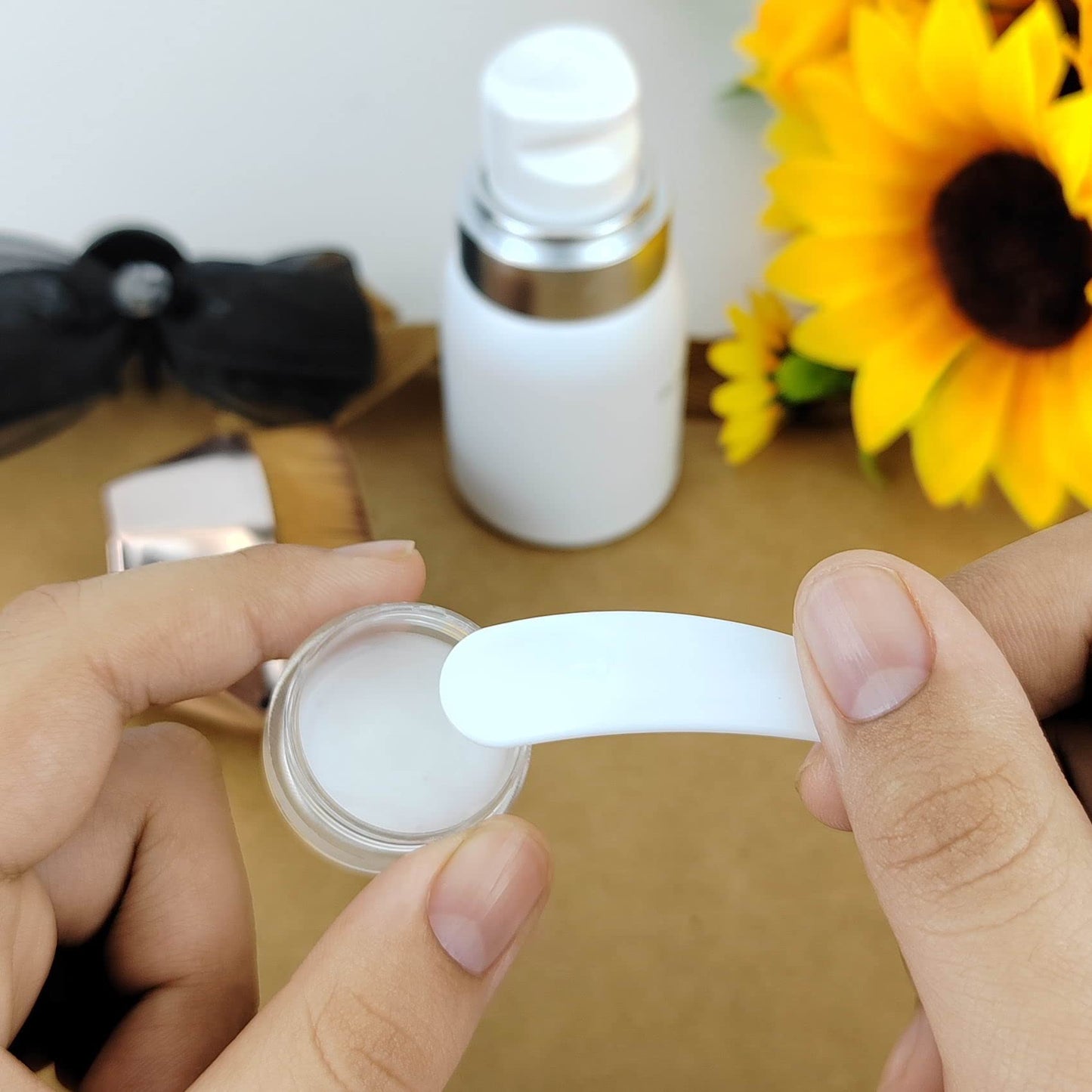 12 pcs 5 Gram/5ml Jars with 1 Mini Spatulas, Sample Pots, Mini Jars With Lids, Sample Containers Pots, For Samples, Eye Shadow Lip Balm, and Makeup (5ML, Pink)