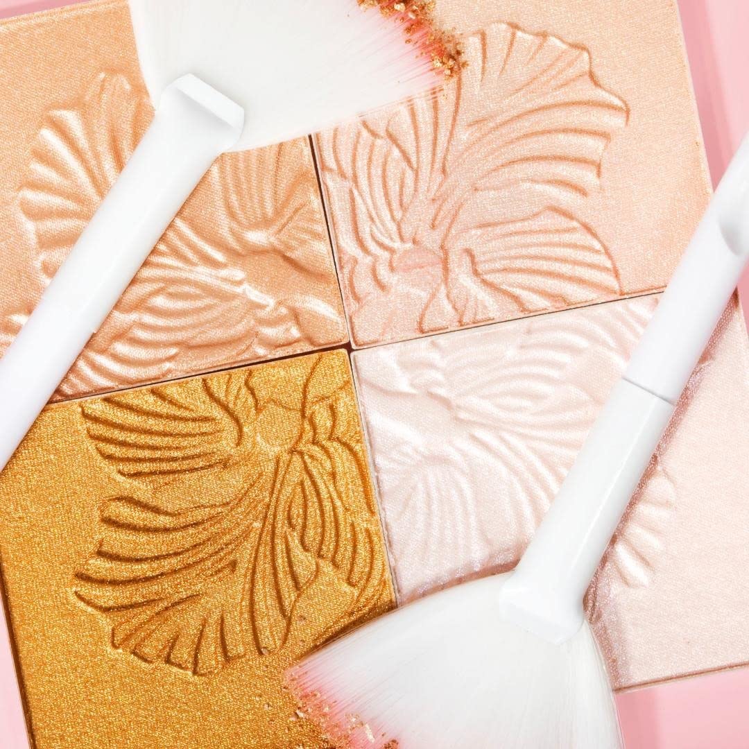 Wet 'n' Wild MegaGlo Highlighting Powder, Highly-pigmented Powder Highlighter with Ultra-pearly Finish and Easy-to-blend Formula, for a Silky and Shimmery Effect, Blossom Glow, 5.4 g (Pack of 1)