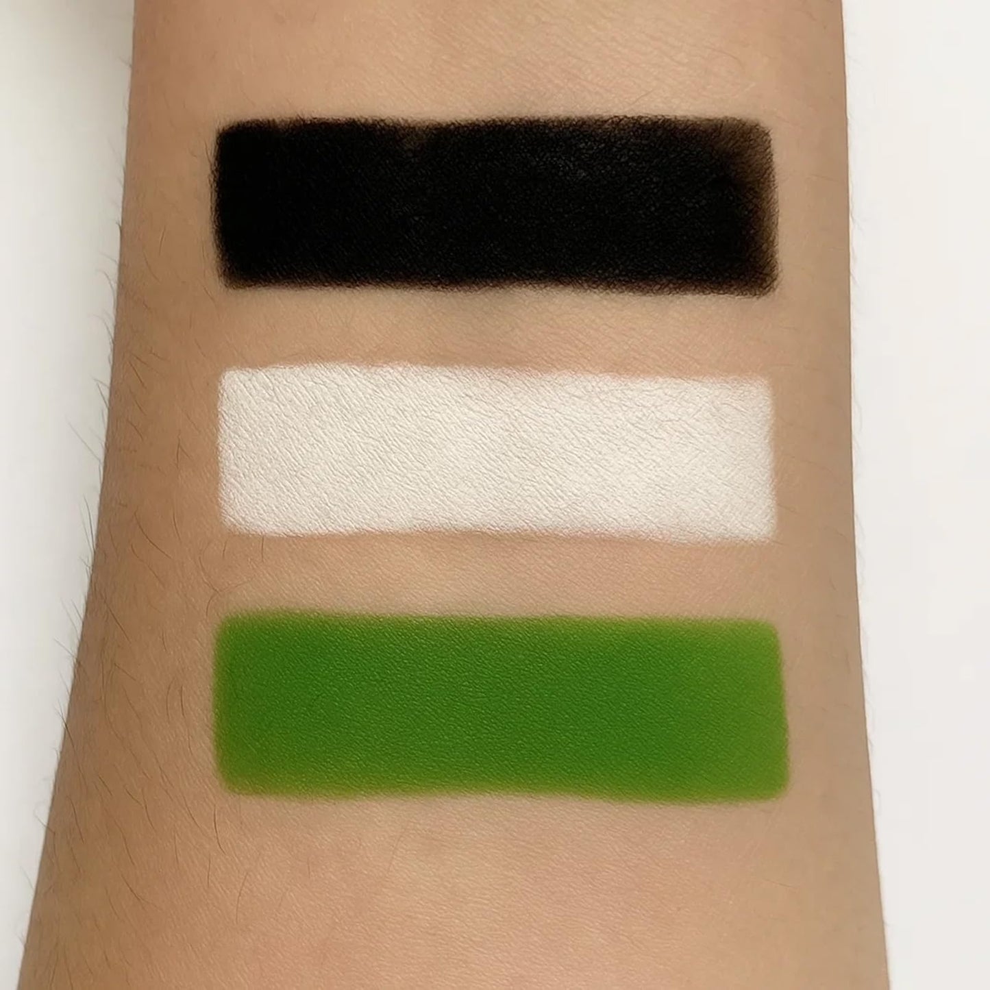 Generic 3 in 1 Black White Green Face Paint - Oil Based Face Paint - Black White Green Halloween Makeup - Blendable Colors - Long Lasting Effect - Zombie Vampire Cosplay Paint Set