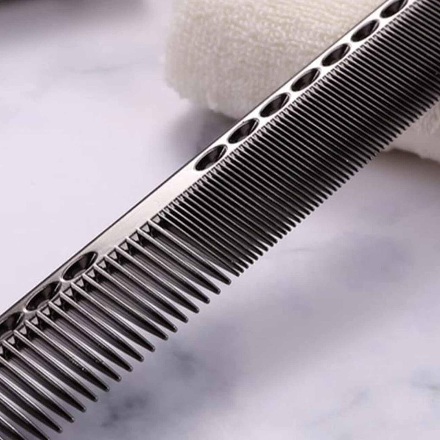 Generic Professional Hair Combs, Aviation Aluminum Metal Cutting Comb Hairdressing Comb, Salon Comb Master Barber Comb for Cutting and Hair Styling, Black