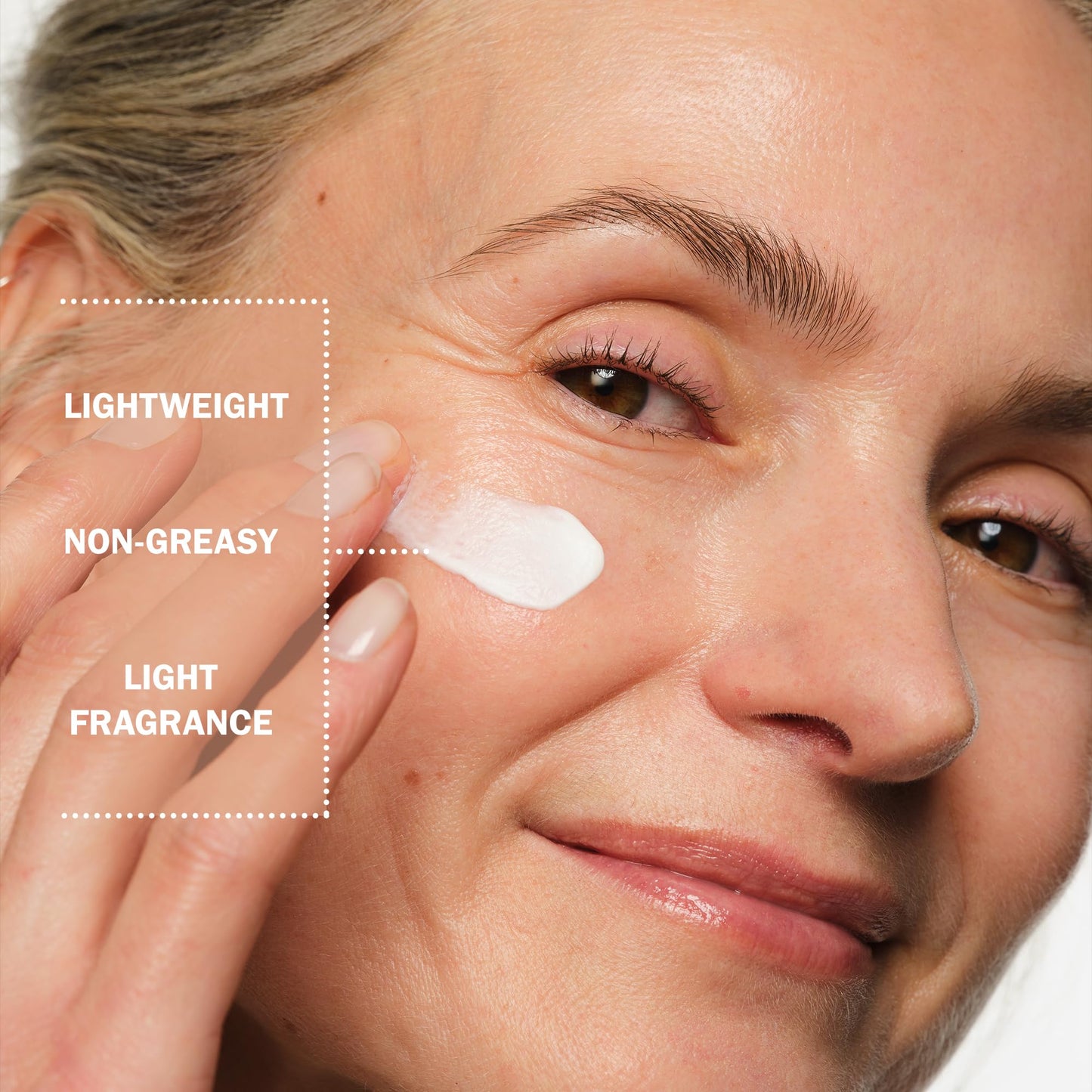 Olay Vitamin C Face Moisturiser Day Cream SPF 30, Skincare with Niacinamide 99% Purity Brightening Skin Care: Anti-Dark Spot Action, Evens, Hydrates Non-Greasy, Non-Sticky 50ml