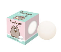Uroda Pusheen The Cat Bath Fizzing Bath Bomb for Kids - Refreshing Mango Scent, Vegan & Natural with Essential Oils (165g) - Gentle, Safe and Fun Bath Time Treat for Children Aged 3+
