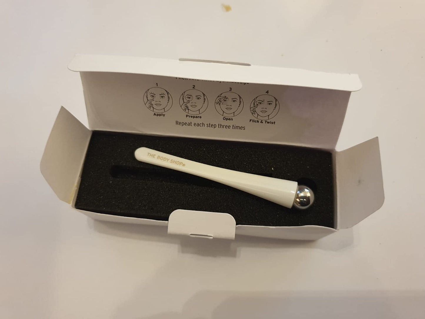 THE BODY SHOP Oil Of Life Revitalising Precision Eye Roller FOR SMOOTHER SKIN