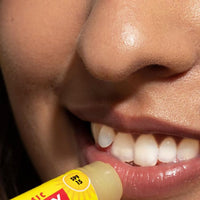 Carmex CARMEX Cherry Moisturising Lip Balm Click Stick for Soft, Protected Lips (4.25g – Pack of 1)