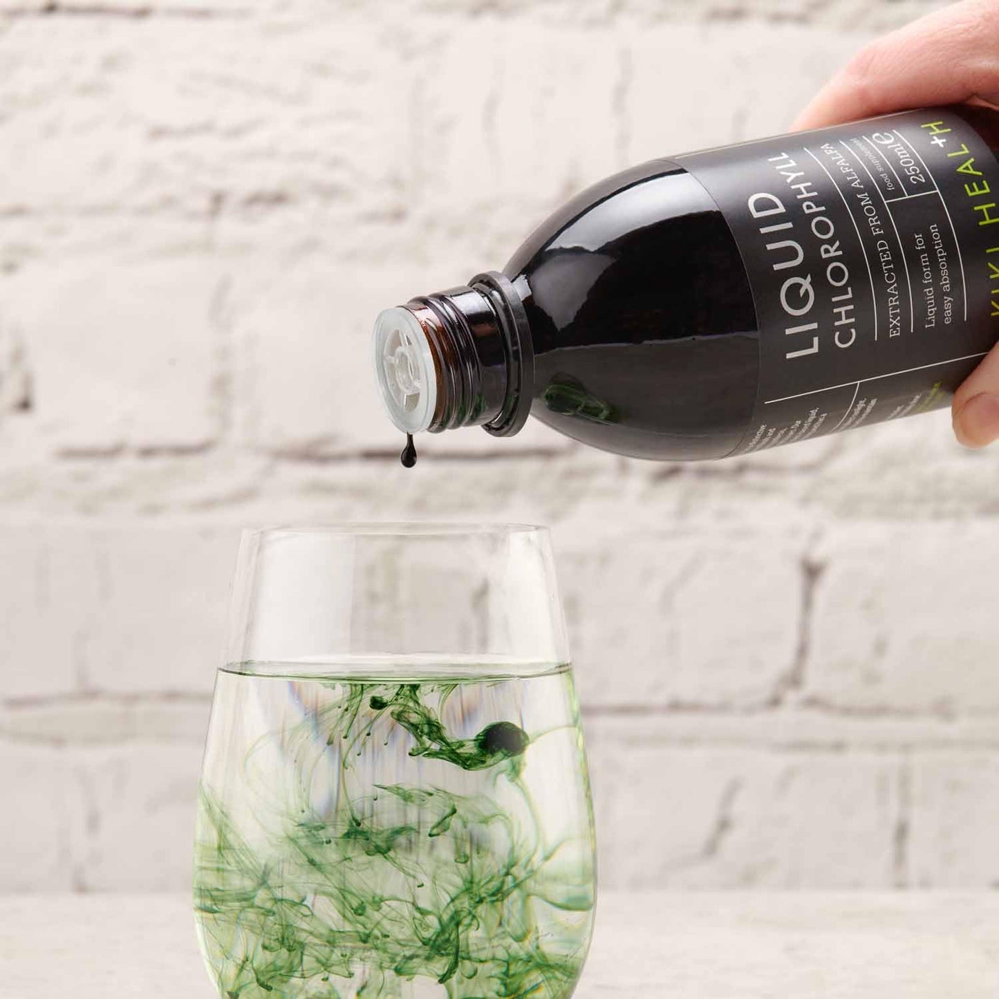 KIKI HEALTH KIKI Health - Liquid Chlorophyll, Extracted from Alfalfa - 100mg Chlorophyll Extract Per Serving - Natural Internal Deodoriser - 100% Natural Ingredients - Vegan Friendly - 250ml