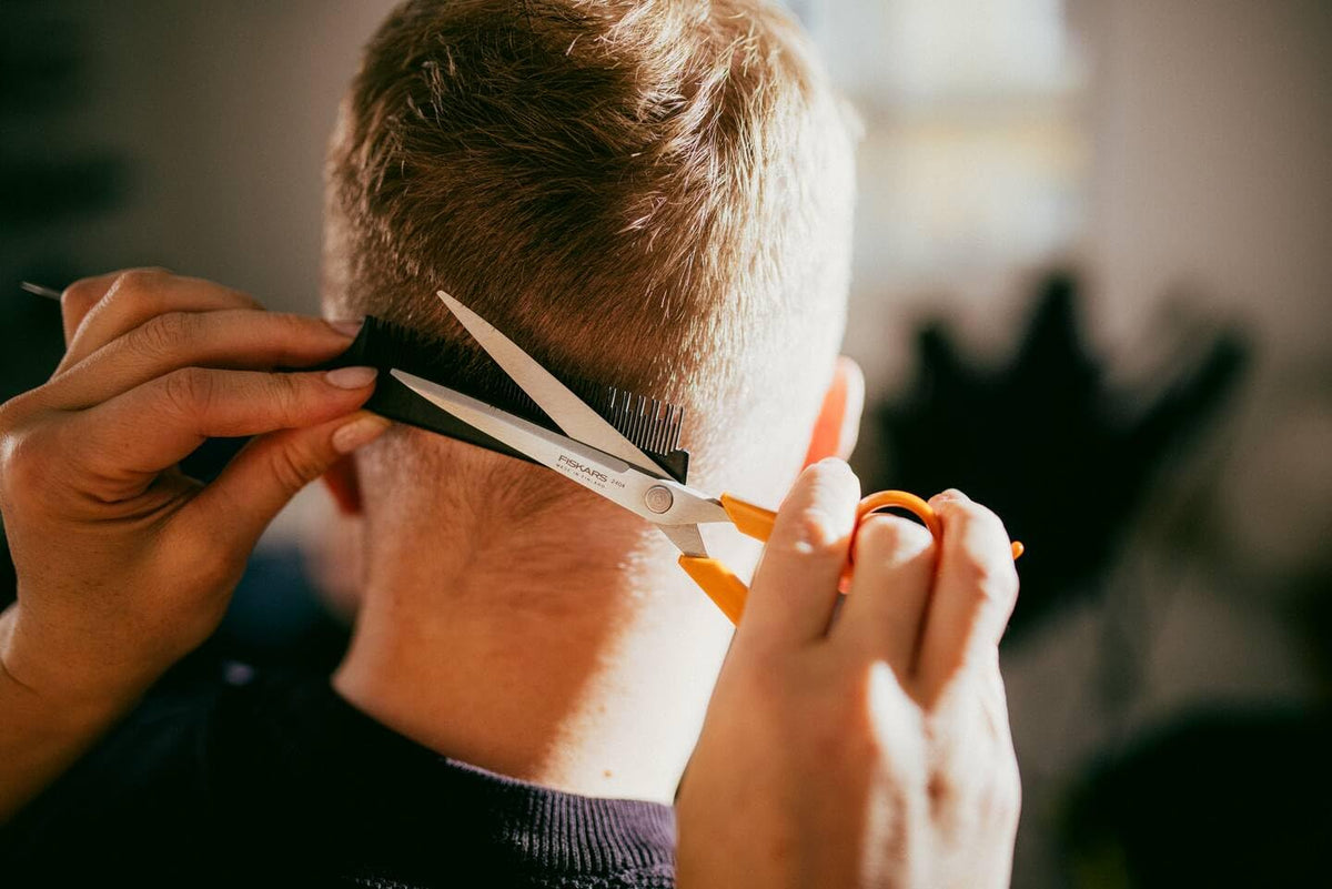 Fiskars Classic Hair Scissors, with Finger Rest, Right- and Left-Handed, Total Length: 17 cm, Improved Handle ergonomics, Quality Steel/Plastic, Orange, 1075062