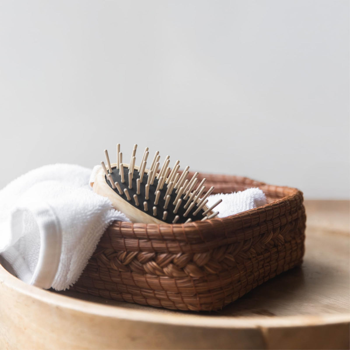 TEK - Scalp Massage Brush in Ash Wood with Strap, Ideal for Washing Air and Application of Anti-Hair Loss Lotions - 8.5 x 5 cm
