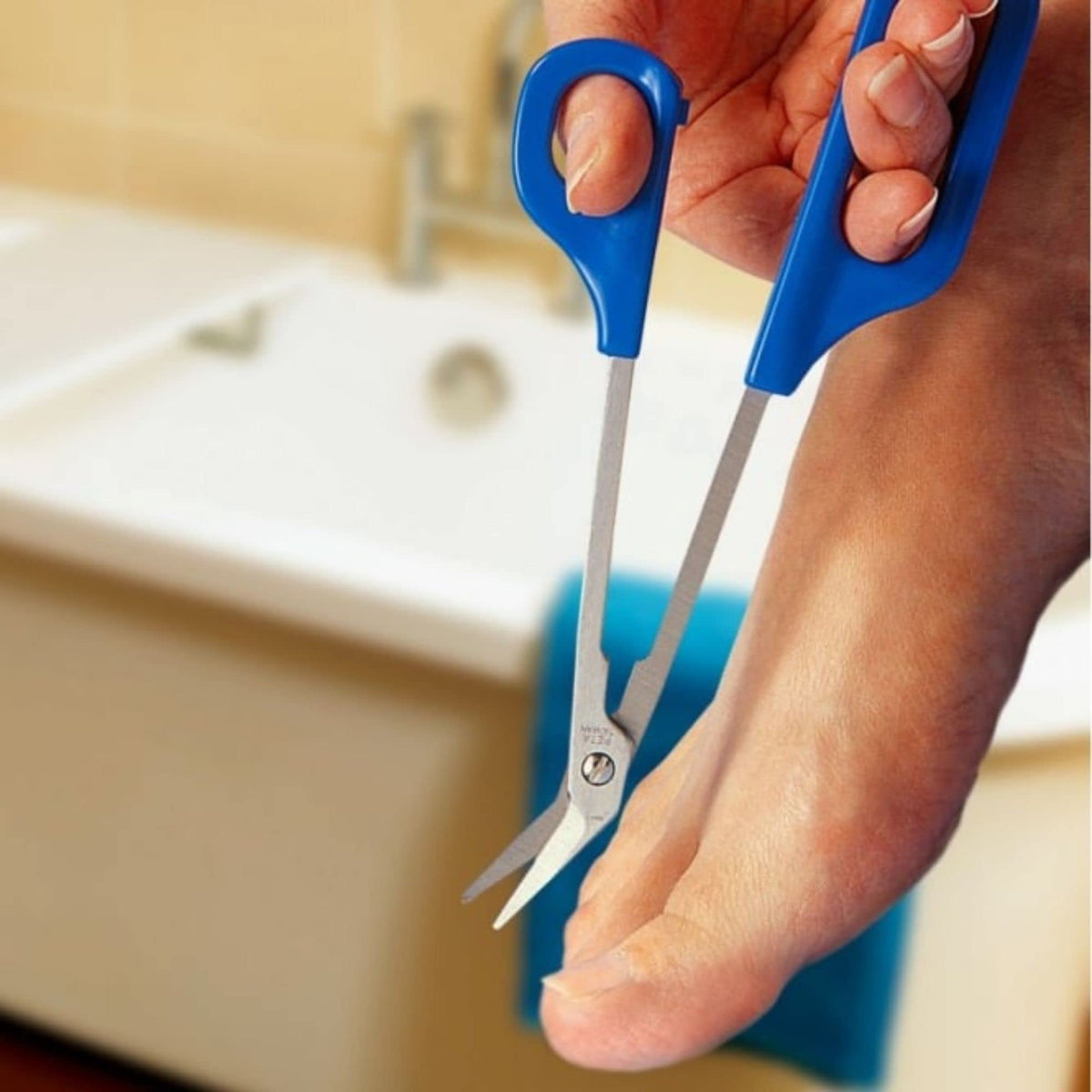 PETA Easi-Grip Long Reach Toe Nail Cutter, Ergonomic Long Loop Handle that Fits Comfortably On Hand, Extended Length Gives Extra Reach, Ideal for Anyone with Weak Hands, Poor Grip or Tremors