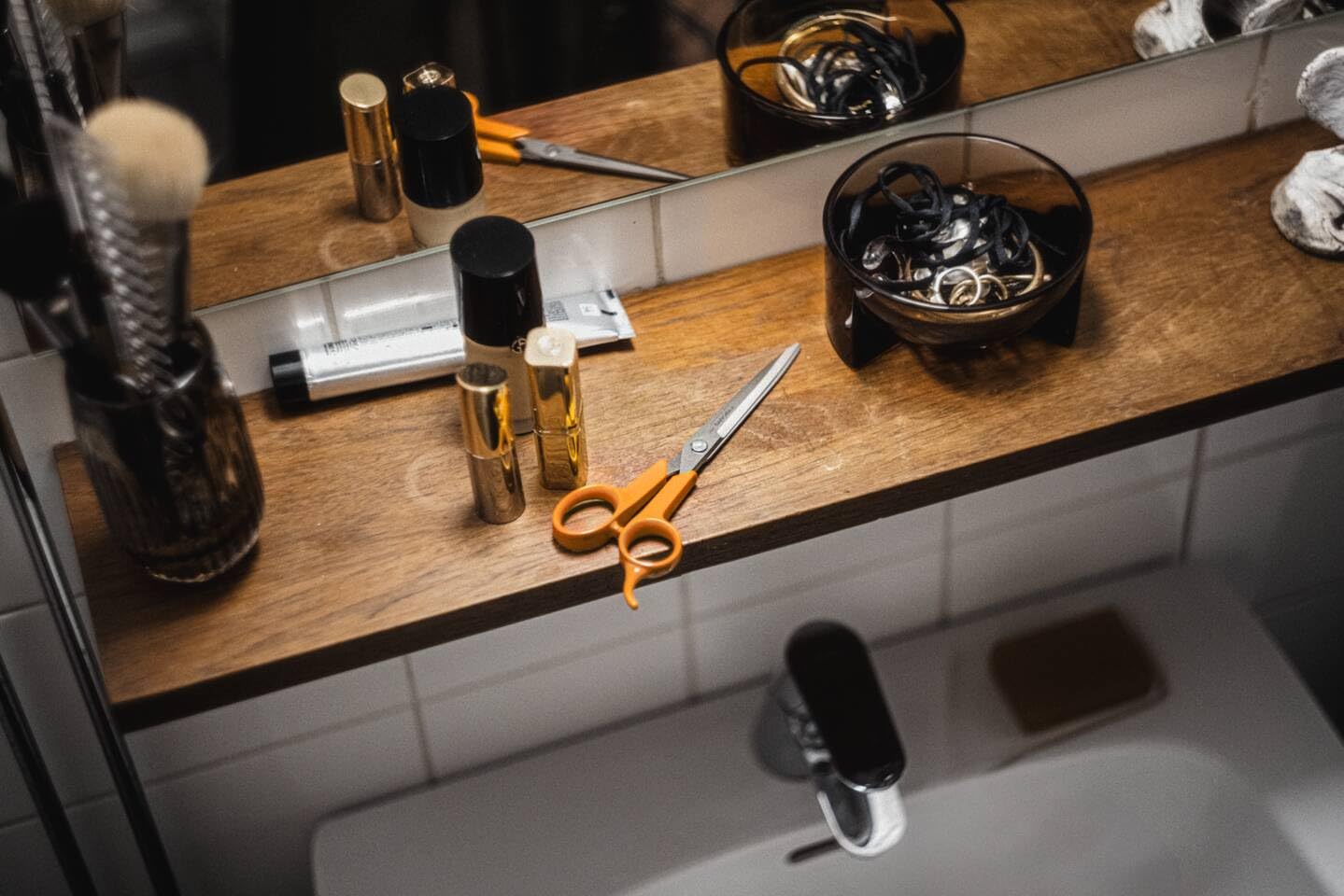Fiskars Classic Hair Scissors, with Finger Rest, Right- and Left-Handed, Total Length: 17 cm, Improved Handle ergonomics, Quality Steel/Plastic, Orange, 1075062