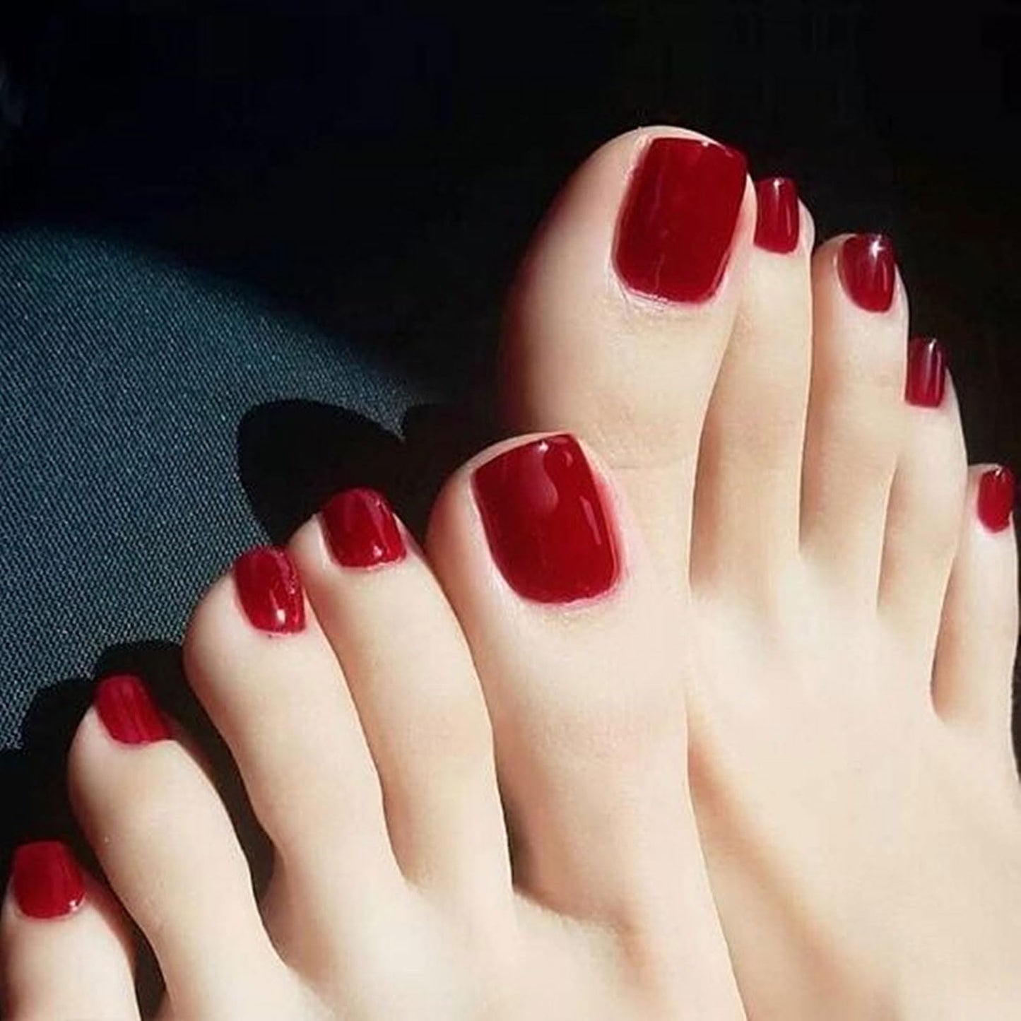 NICENEEDED 24 PCS Red Press on False Toe Nails, Short Glue on Acrylic Toenails, Glossy Reusable Artificial Stick on Fake Toe Nails for Women Nail Salon and Nail Decoration