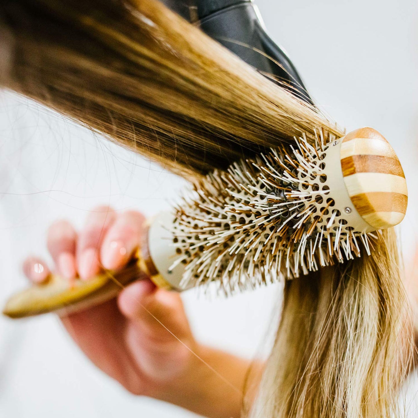 Kobe Pinto Professional Bamboo Thermal Round Brush - Styling Brush for Blow Drying, Curling Brush - Eco Friendly Bamboo Handle - Heat-Retaining Ceramic Barrel Brush (38 mm)