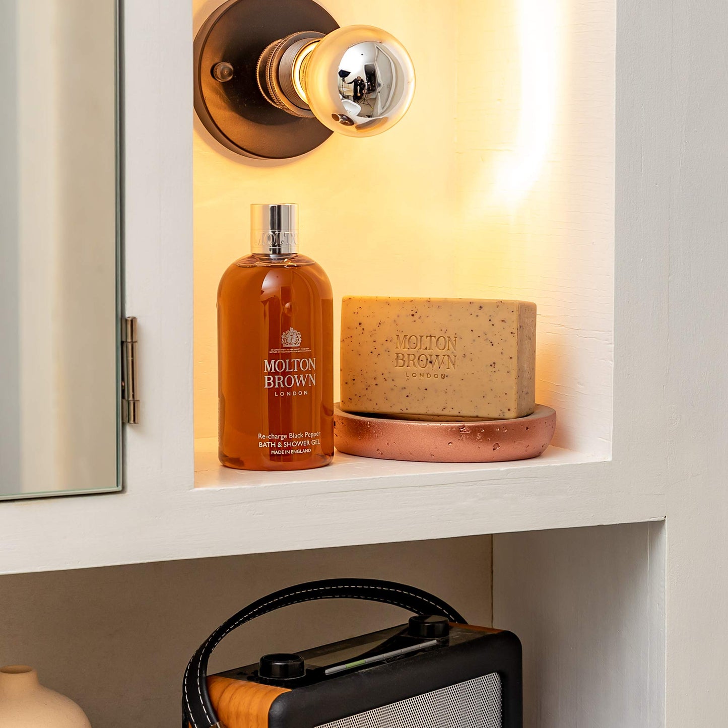 Molton Brown Re-Charge Black Pepper Bodyscrub Bar 250 g