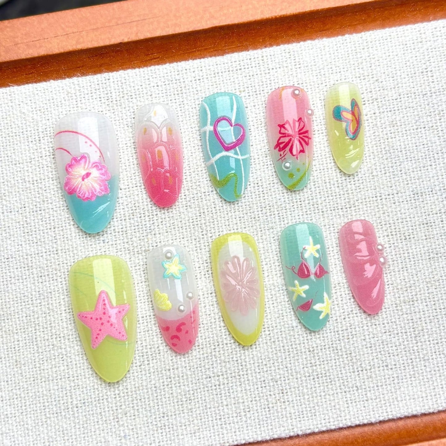 Muorruo 30 Pieces Summer Press-on Nails, medium size, almond shape, artificial nails with 3D floral starfish design, summer beach art nails, pearl glued nail, acrylic