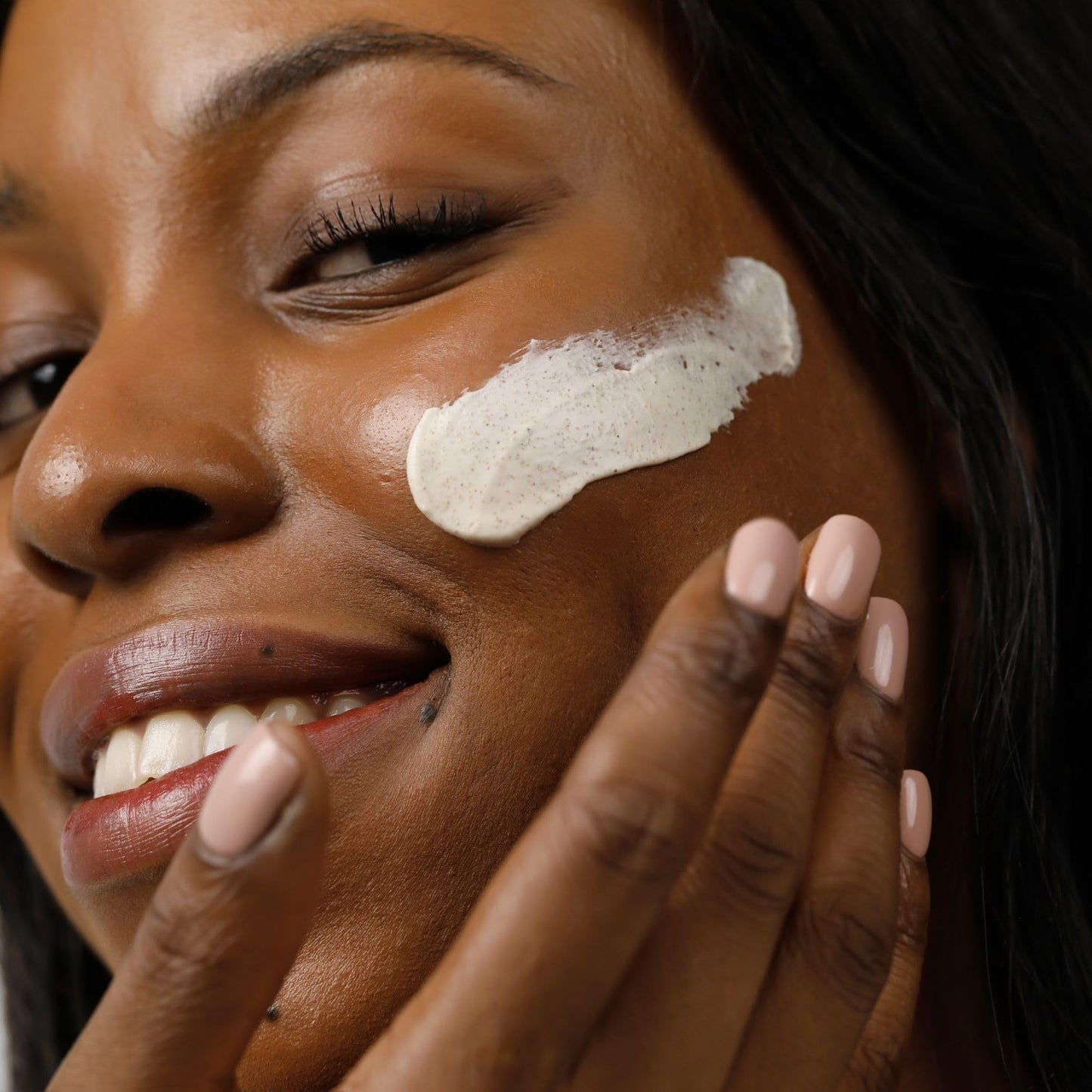 Gallinée - Face Mask & Scrub - 2-in-1 Gentle Exfoliating Scrub & Brightening Clay Mask - With Prebiotics, Lactic Acid & Vitamin E - Dermatologically Tested - For Normal Skin Type - 50 ml