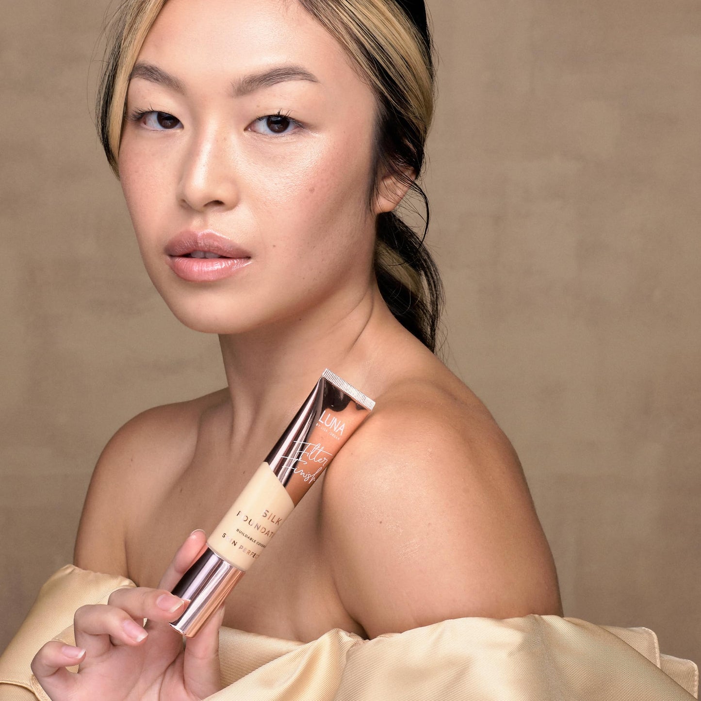 LUNA BY LISA JORDAN LUNA Silk Foundation in LIGHT PLUS Shade - Contains Hyaluronic Acid, Vitamin C & A, Aloe Vera, and Shea Butter - Brightening Dewy Foundation Makeup - Hydrating Cream Foundation for Dry Skin