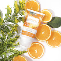 Creightons Vitamin C Superfruits Glow Enzyme Scrub (150 ml) - An Energising and Exfoliating Scrub with Vitamin C, Natural Fruit Acids and Enzymes for Clearer, Radiant Skin