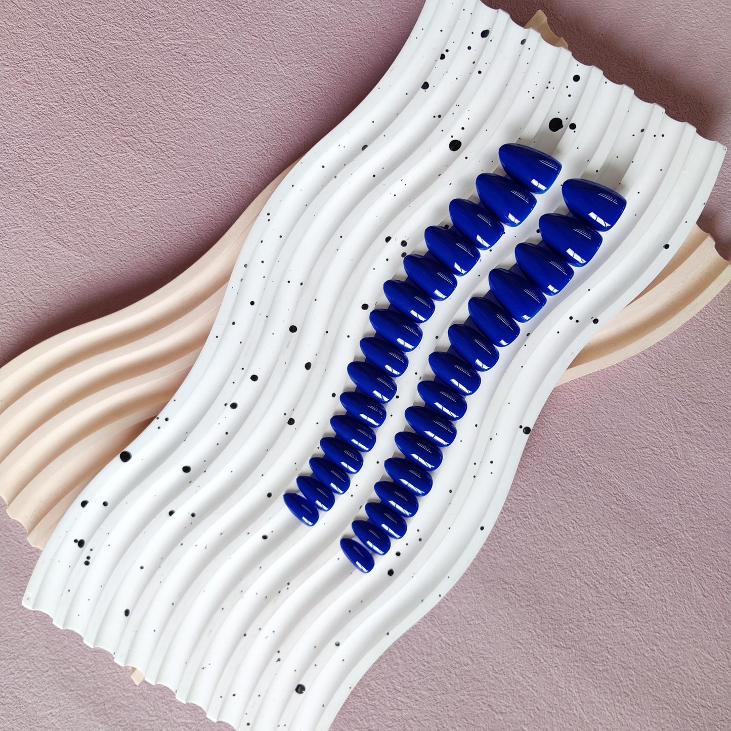 KQueenest 30 Pcs Royal Blue Press on Nails Short Almond, Short False Nails Almond, Glossy Solid Bright Blue Stiletto Fake Nails Set, Reusable Natural Gel Stick on Nail for Women Finger Daily Wear